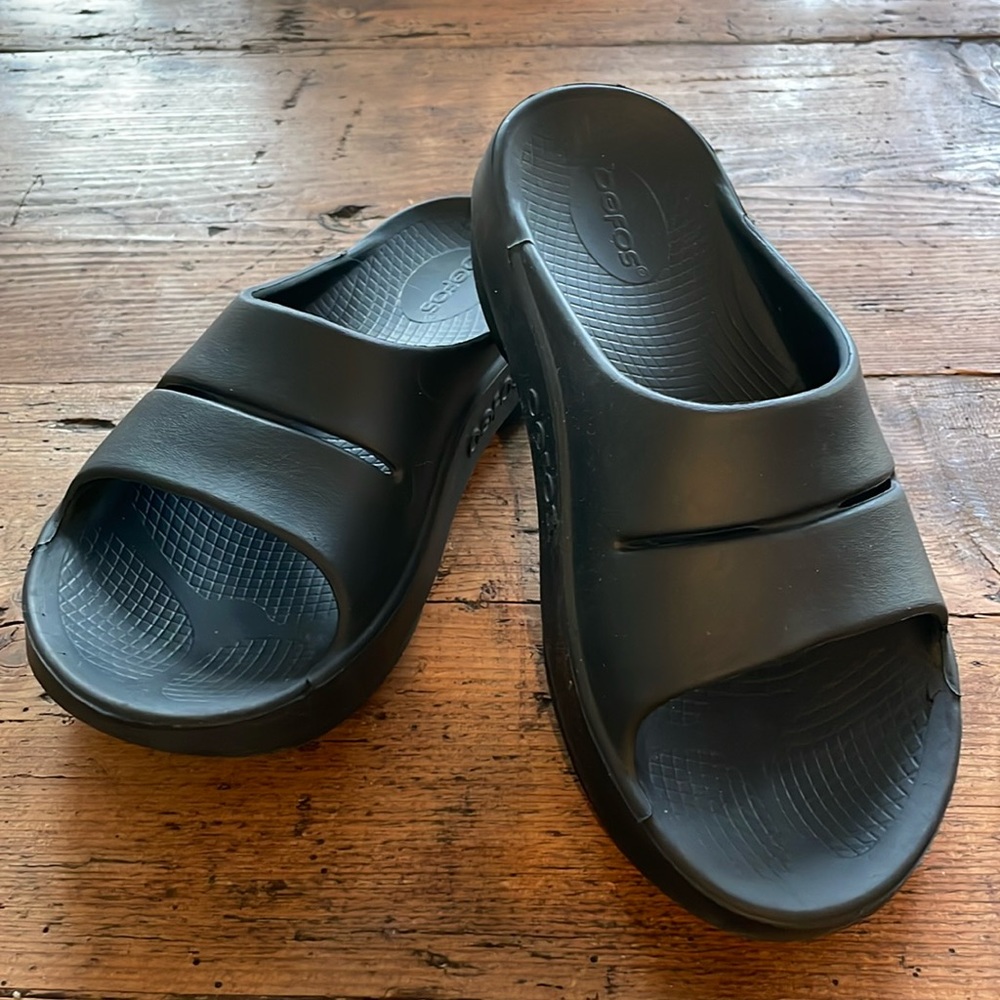 Like New OOFOS OOahh Slides M5/ W7